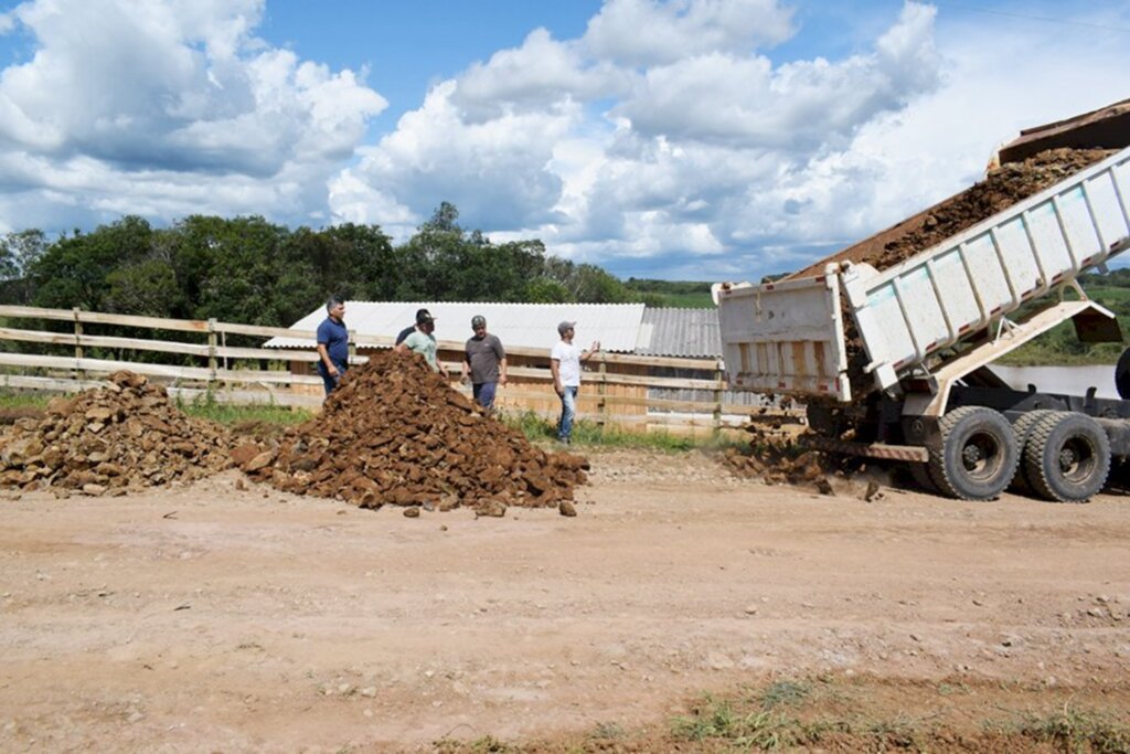 Secretaria de Obras está realizando a manutenção das estradas pelo interior de Cerro Negro