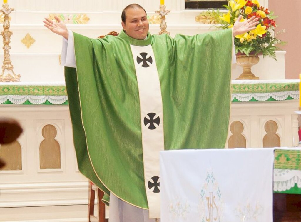 Padre Álvaro deixa a comunidade anitense