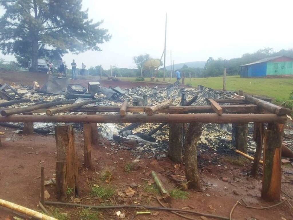 Família campo-belense perde a casa em incêndio