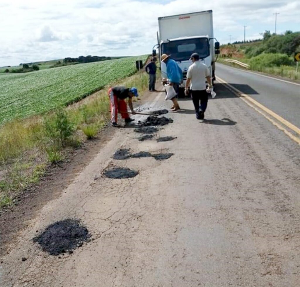 Secretaria Municipal de Obras e Serviços Viários de  Esmeralda realiza operação tapa buracos na E-RS 456