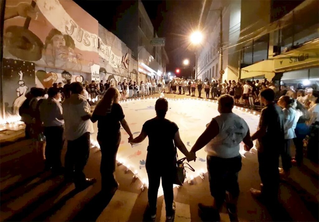 Sete anos após tragédia da boate Kiss, familiares de vítimas realizam homenagens e pedem justiça