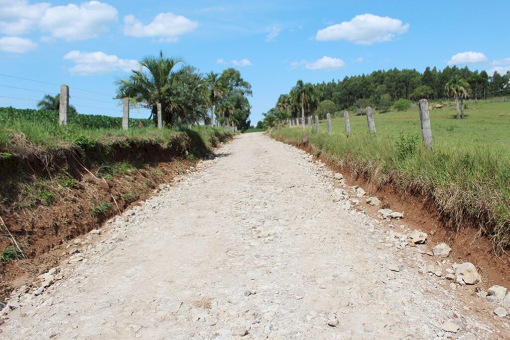 Estrada da comunidade da Cachoerinha em Anita Garibaldi recebe manutenção