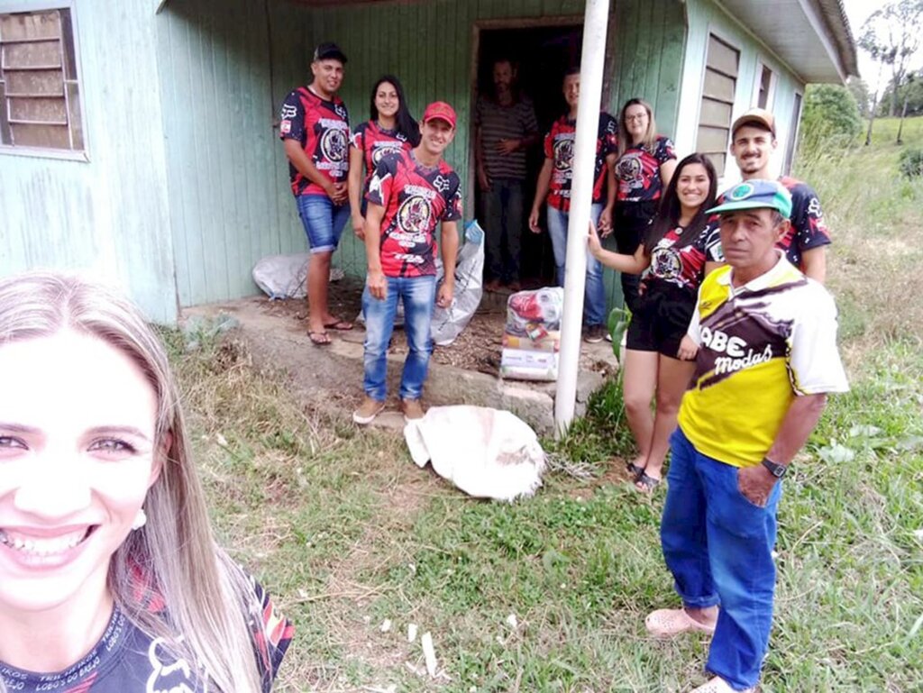 Trilheiros Lobo's do Bréjo realizam entrega de  cestas básicas