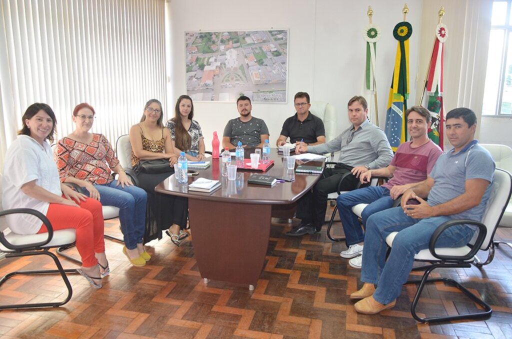 Prefeito e  secretários de Anita reunidos para o início das atividades de 2020