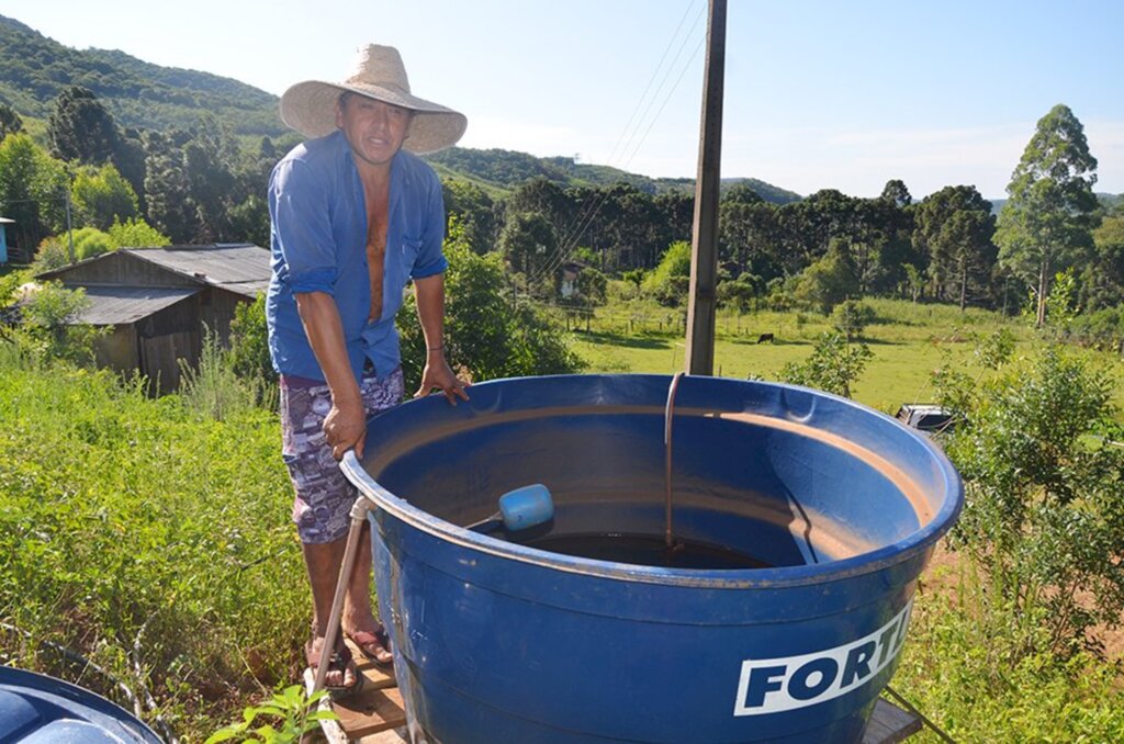 Famílias sofrem com a falta de água em Cerro Negro