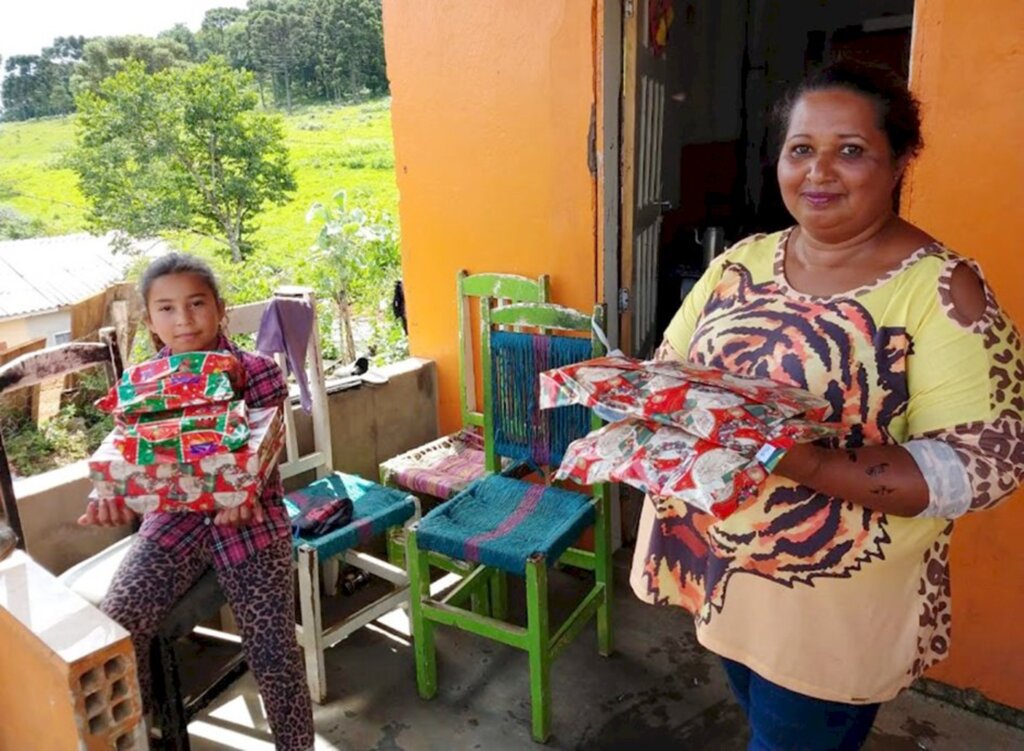 Colaboradores da BAESA distribuem brinquedos  e alimentos
