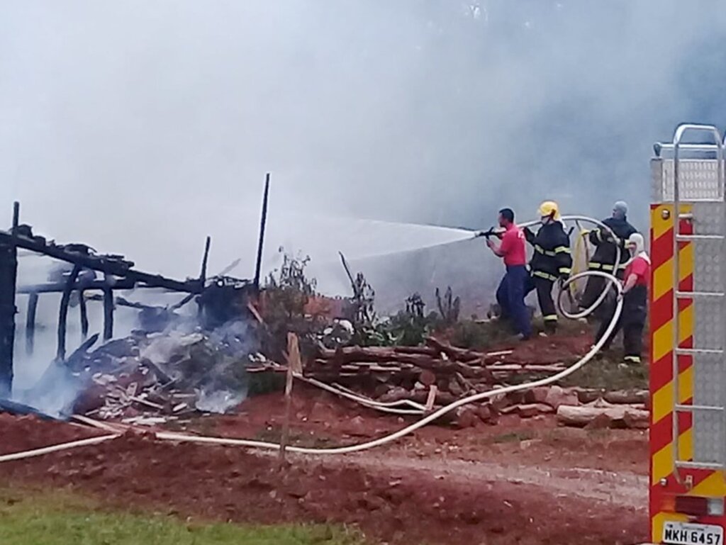 Fogo destruiu casa na comunidade do Divino