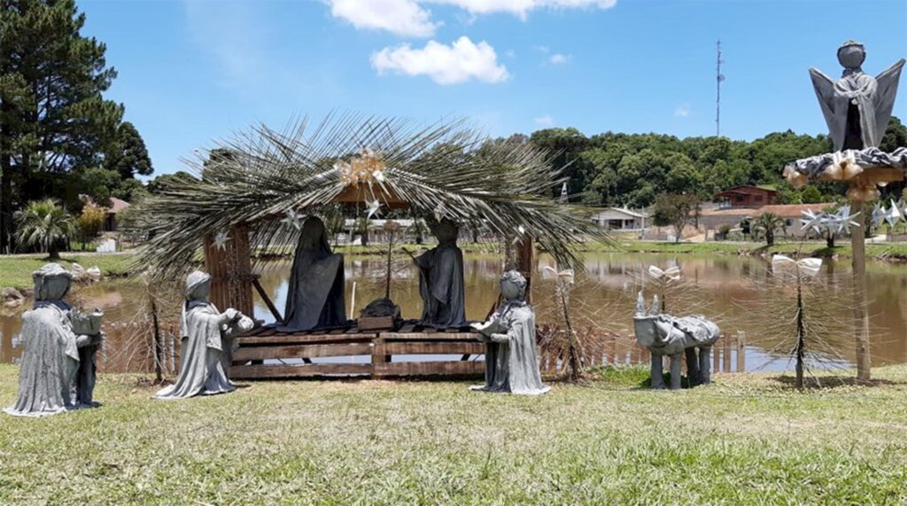 Enfeites de Natal  confeccionados com  produtos reciclados