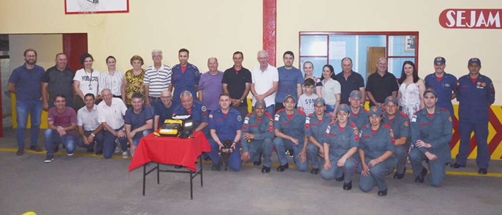 Desfibrilador para os bombeiros foi adquirido em  parceria com a comunidade