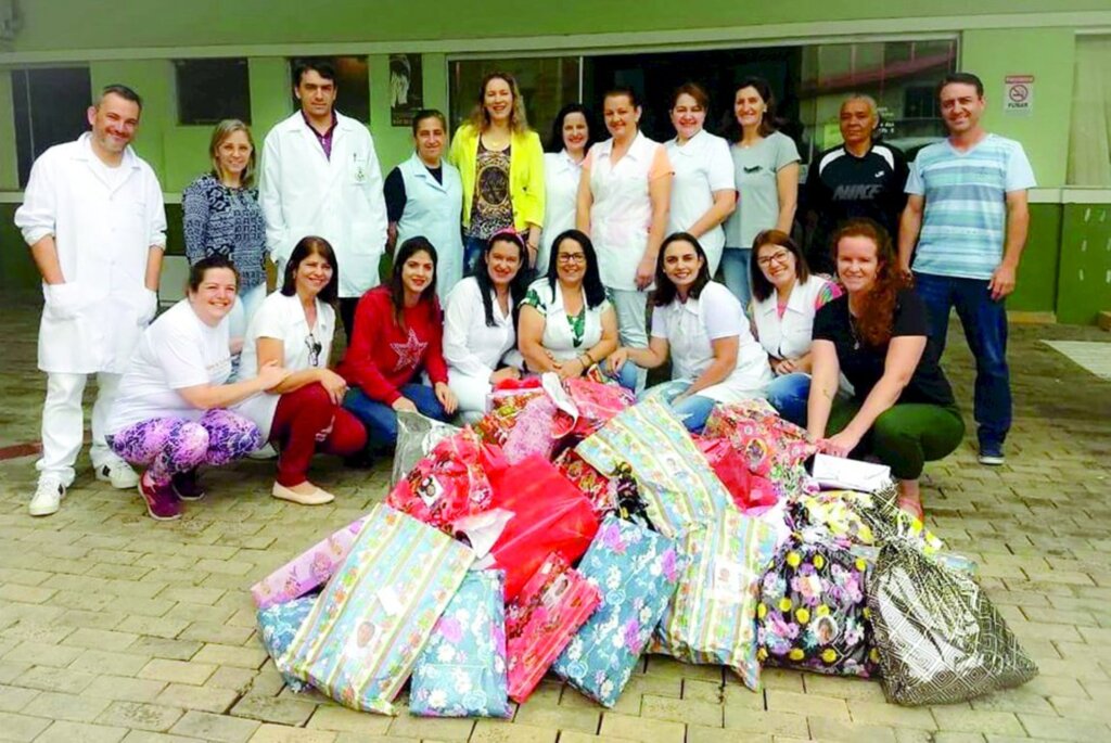 Em clima de Natal, equipe da Secretaria  de Saúde de Anita presenteou alunos