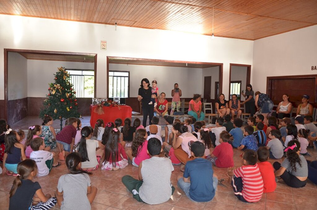 Clube de Mães realiza ação de Natal  para crianças do bairro Borges