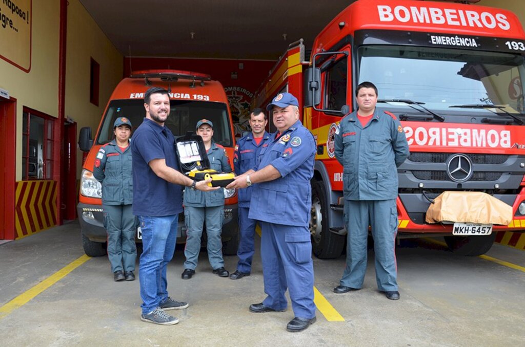 Bombeiros de Anita adquirem desfibrilador