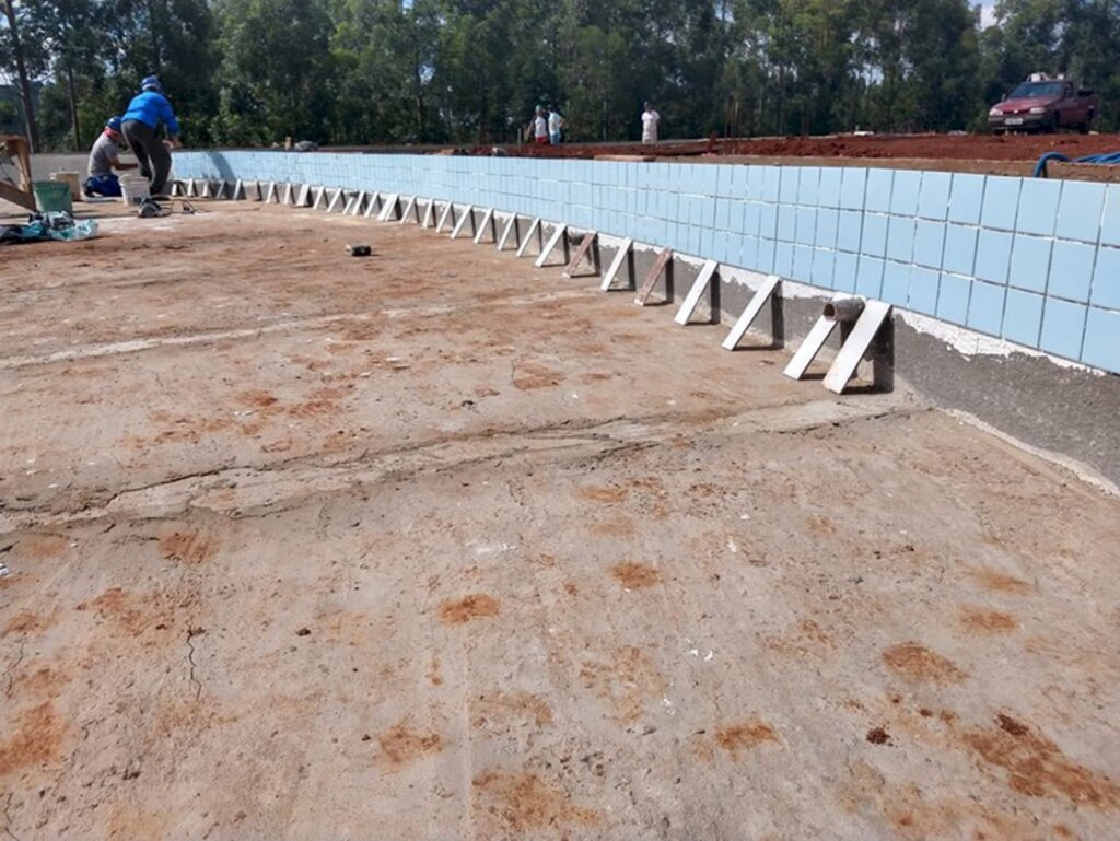 Tem início a colocação das pastilhas na estrutura das piscinas em Abdon
