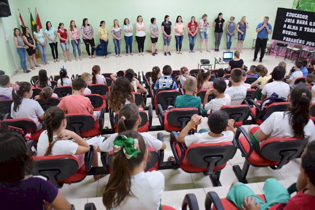 Homenagens marcam passagem do Dia do Professor em Abdon