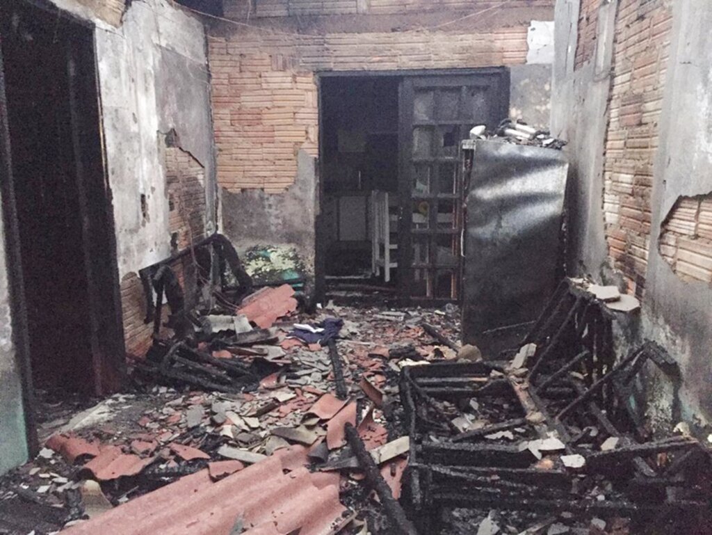 Família tem a casa  atingida por incêndio em Anita