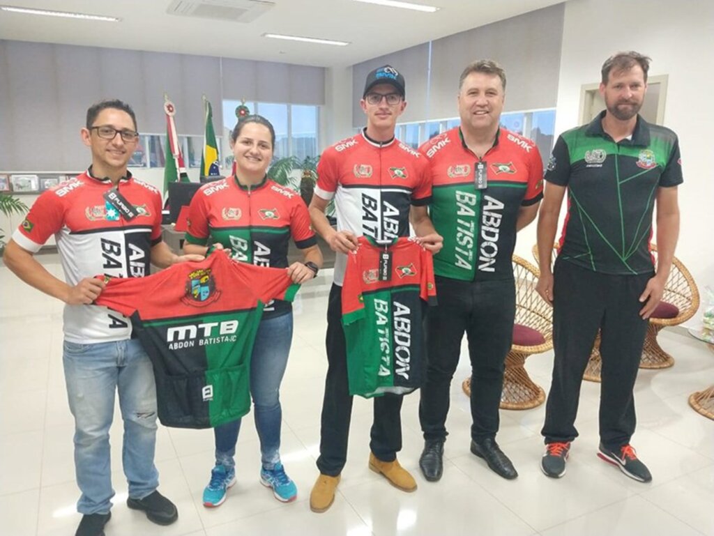 Administração Municipal de Abdon realiza entrega de  uniformes para Equipe de Ciclismo
