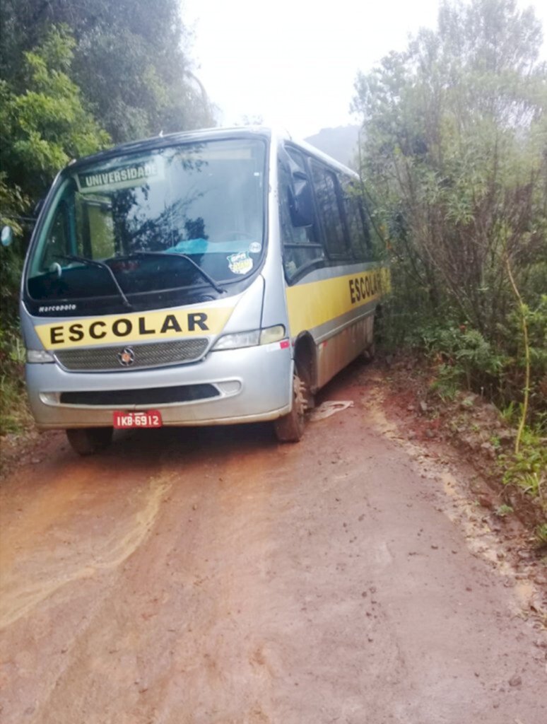 Ônibus do transporte escolar não consegue  subir morro e quase cai em ribanceira