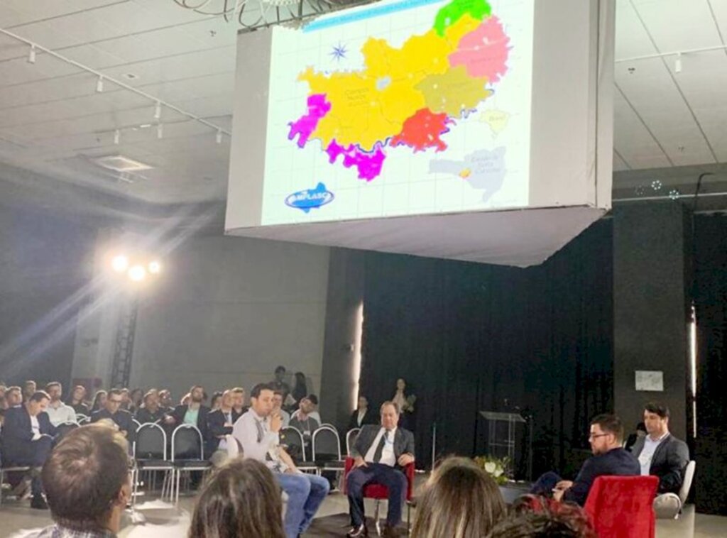 Experiência da AMPLASC no licenciamento ambiental é destaque no Congresso de Prefeitos da FECAM