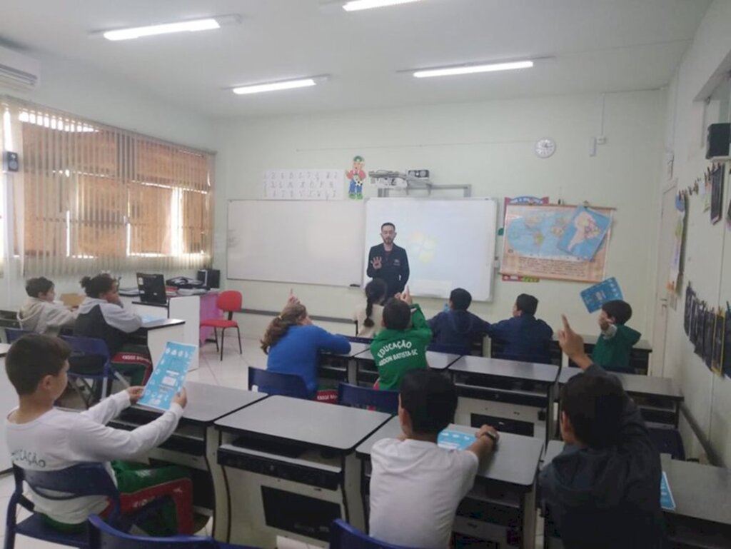 Crianças do Pequeno Cidadão  participam de Oficina de Informática em Abdon