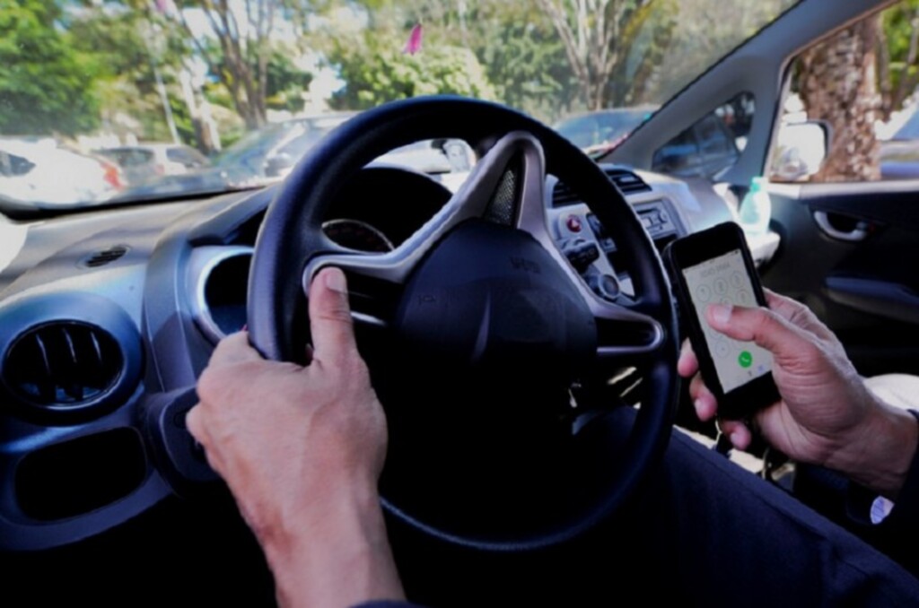 Uso do celular ao volante é a terceira maior causa de mortes no trânsito