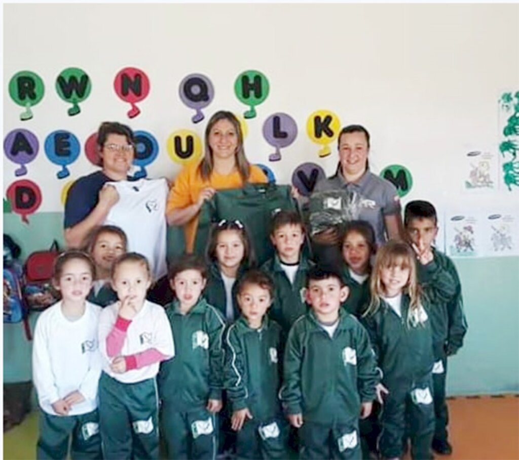 Prefeitura de Anita entrega uniformes para  Rede Municipal de Ensino