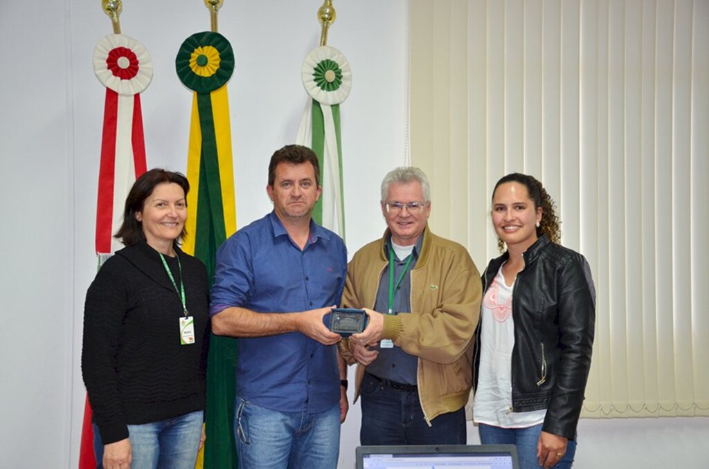Anita Garibaldi recebe premiação da Amures