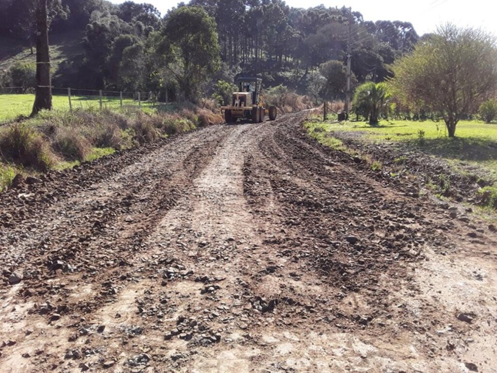 Secretaria  de Obras segue com trabalho de melhorias das estradas do interior