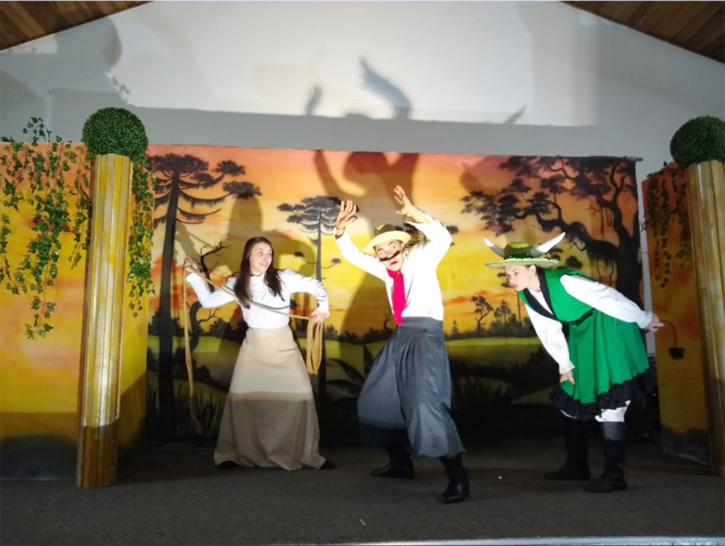 Projeto Resgatando Raízes promove peça  teatral em Esmeralda