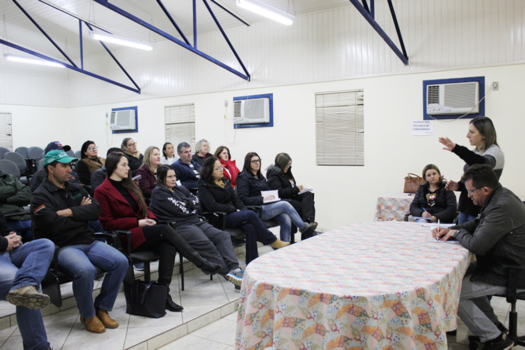 Secretaria de Educação de Anita  organiza o Desfile Cívico de 7 de setembro