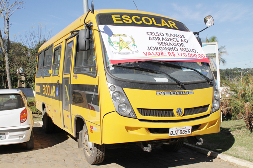 Celso Ramos  recebe ônibus escolar
