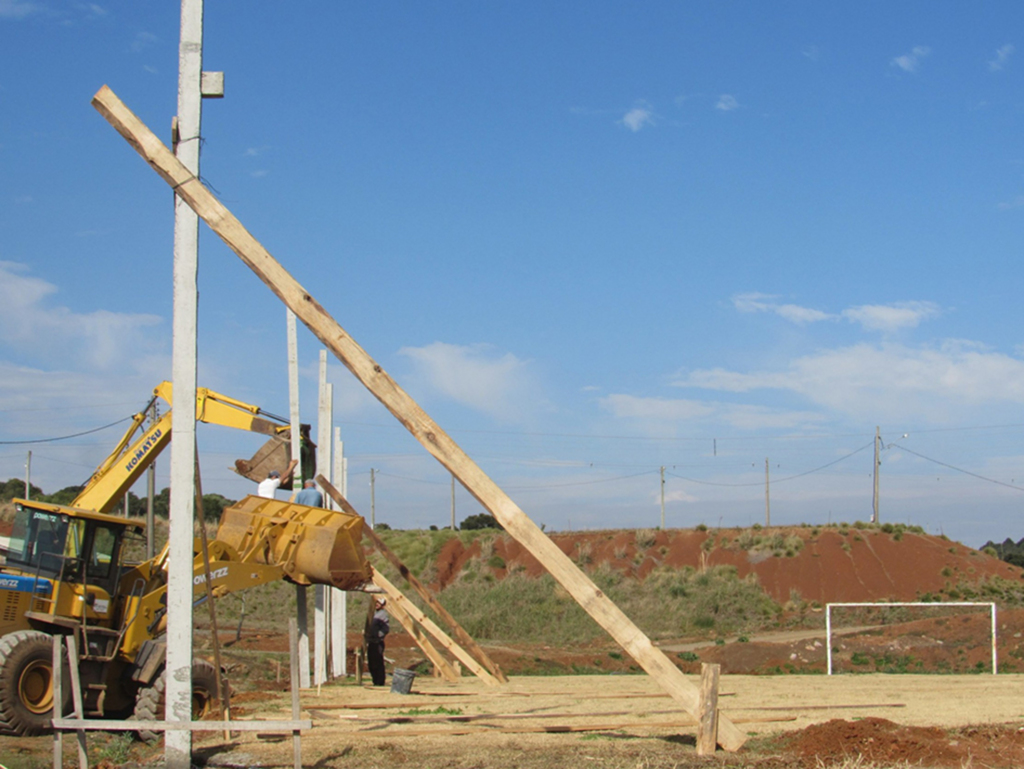 Obras de  cercamento do campo de futebol sete em Pinhal da Serra