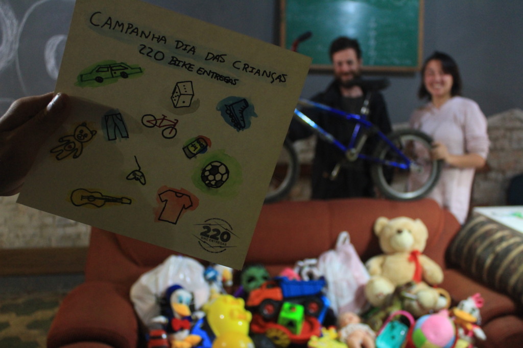 De bicicleta para fazer um Dia da Criança mais feliz