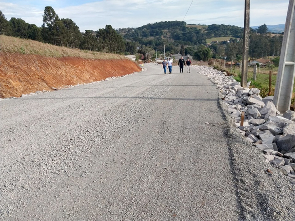 Estrada do interior de Abdon Batista recebe últimos preparativos para receber asfalto