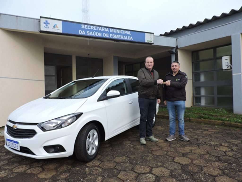 Município de Esmeralda entrega mais dois veículos novos