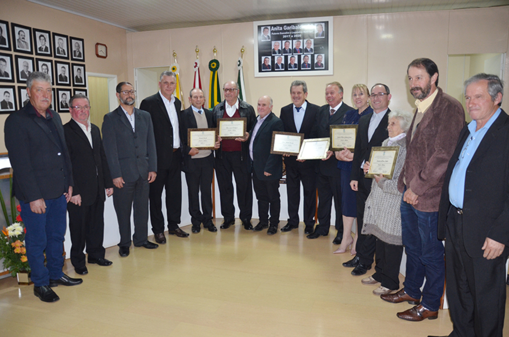 Sessão solene para entrega de Títulos de Cidadãos Anitenses