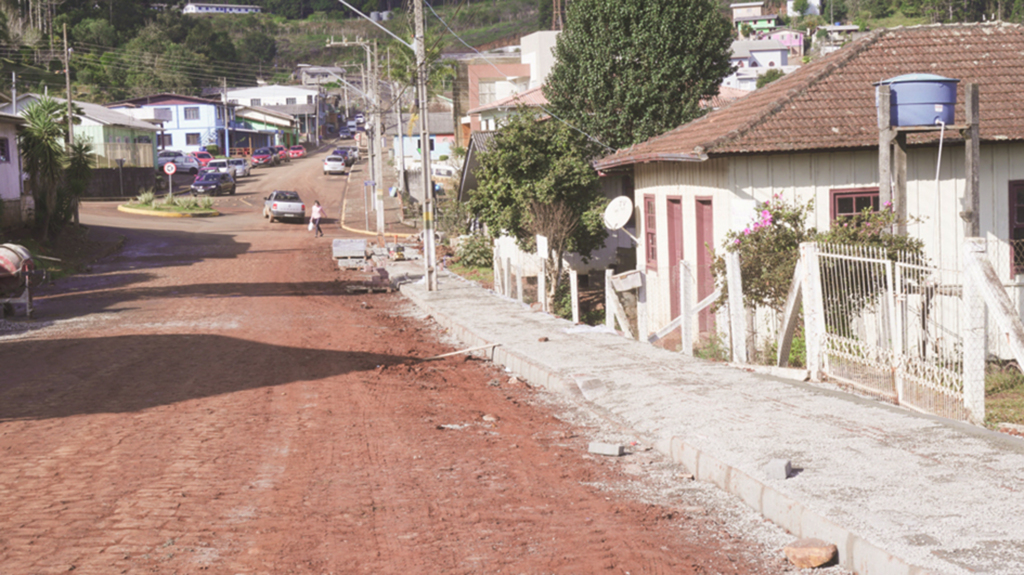 Novas calçadas ganham forma em Vargem