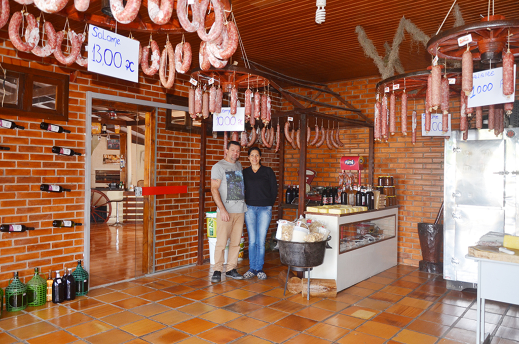 Produção de salame colonial garante a renda da família