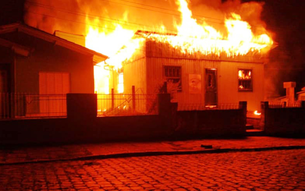 Estrutura do Conselho Tutelar de Esmeralda é destruída em incêndio