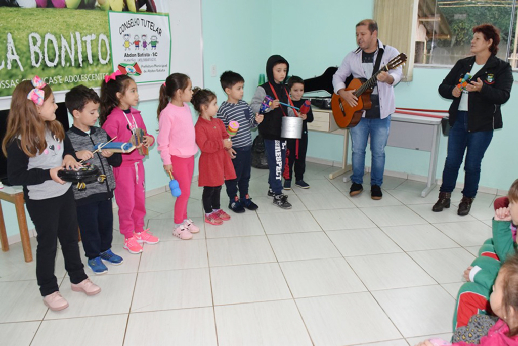 SCFV Musicalidade realiza apresentação nas creches do município
