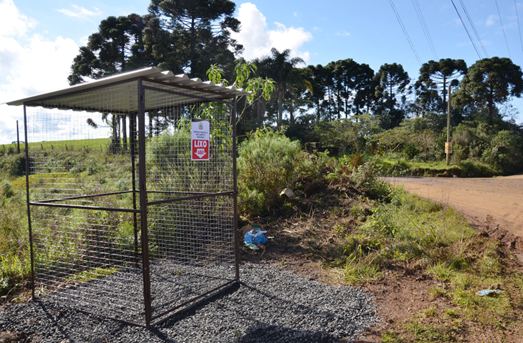 Lixeiras são instaladas em pontos estratégicos de Cerro Negro