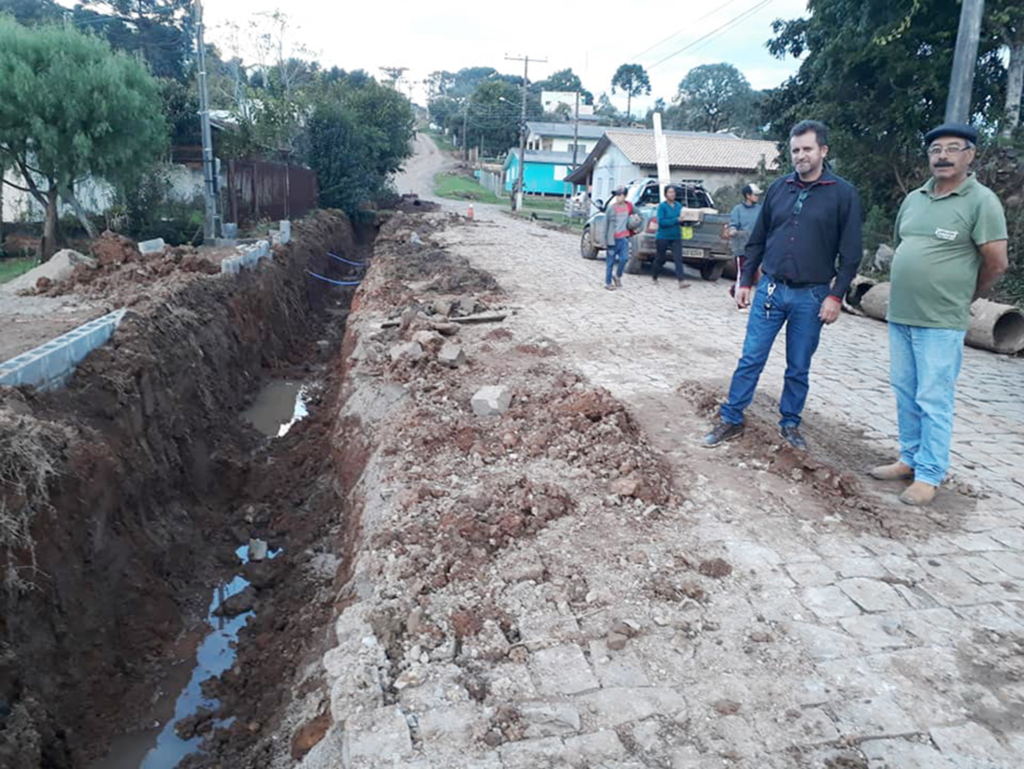 Nova tubulação na rua Friedoldo Wergutz,  após oito anos de alagamentos