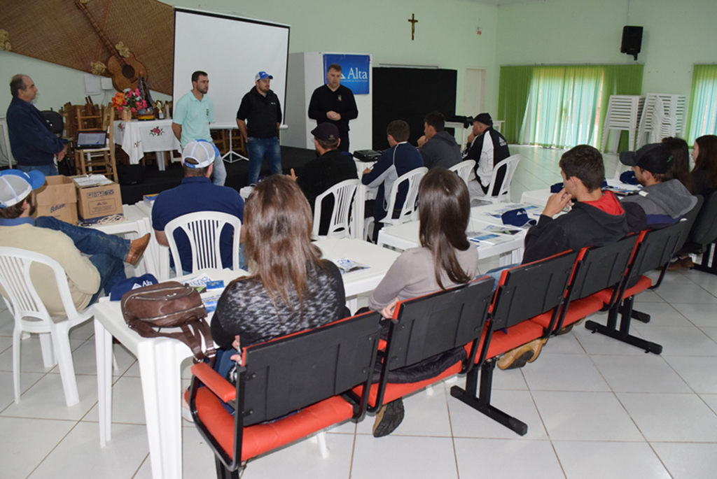 Produtores participam de curso de inseminação artificial em bovinos em Abdon