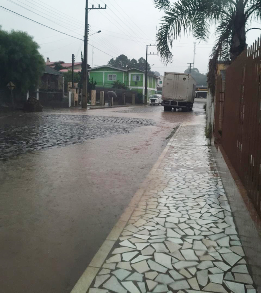 Rua alagada em Anita