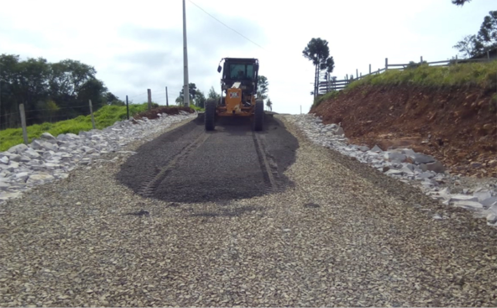 Abdon Batista realiza pavimentação asfáltica em estrada do interior