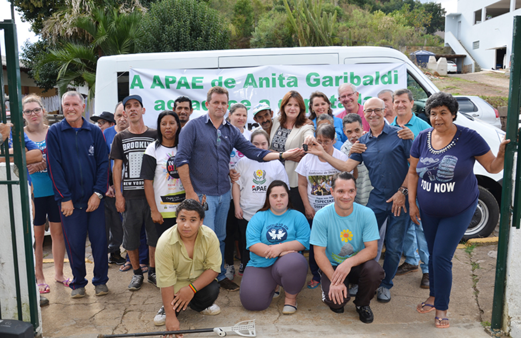 APAEs de Anita e Campo Belo são contempladas com Vans adaptadas