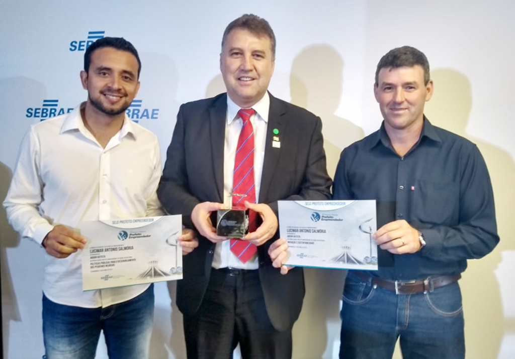 Abdon Batista recebe dois selos do Prêmio  'Prefeito Empreendedor Sebrae'