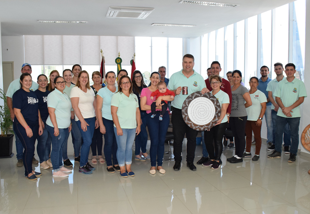 Prefeito Lucimar é homenageado por servidores