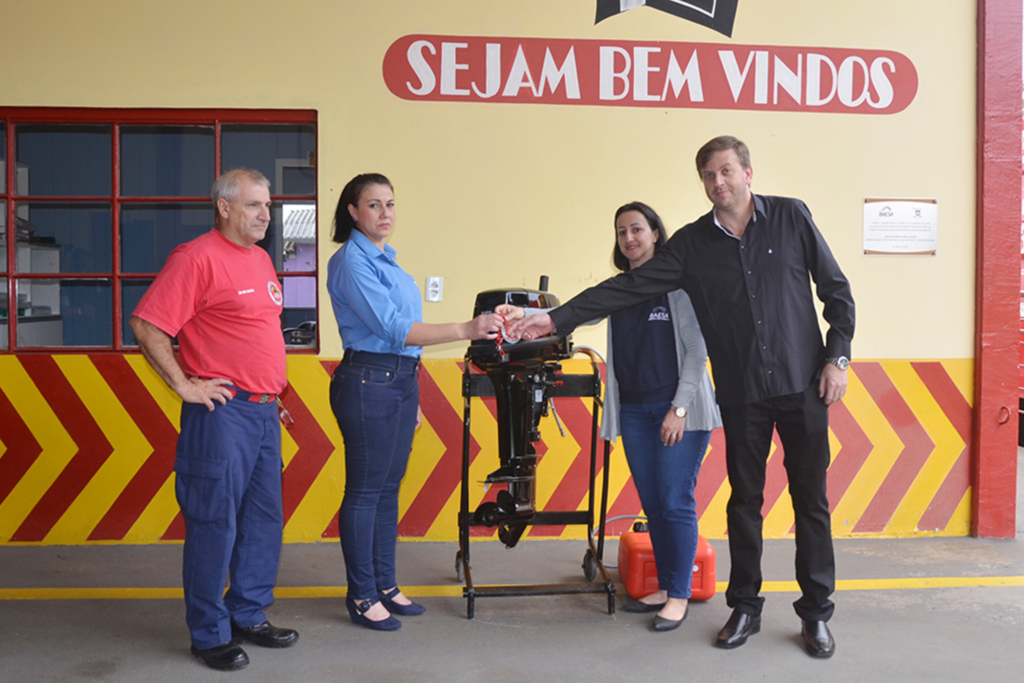 Bombeiros Militares de Anita recebem motor  doado pela BAESA