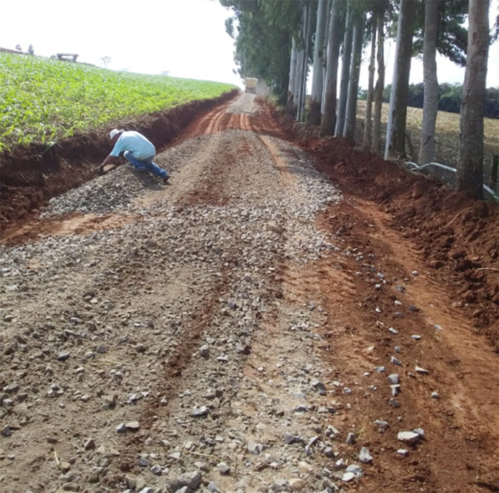 Britagem em estradas da zona rural de Celso