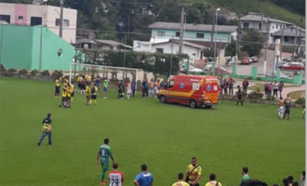Jogador sofre traumatismo craniano em disputa de bola no Campeonato de Anita